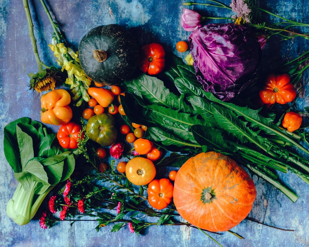 Mercato locale con produttori che vendono frutta e verdura stagionale